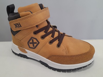 Bota deportiva amarillo xti