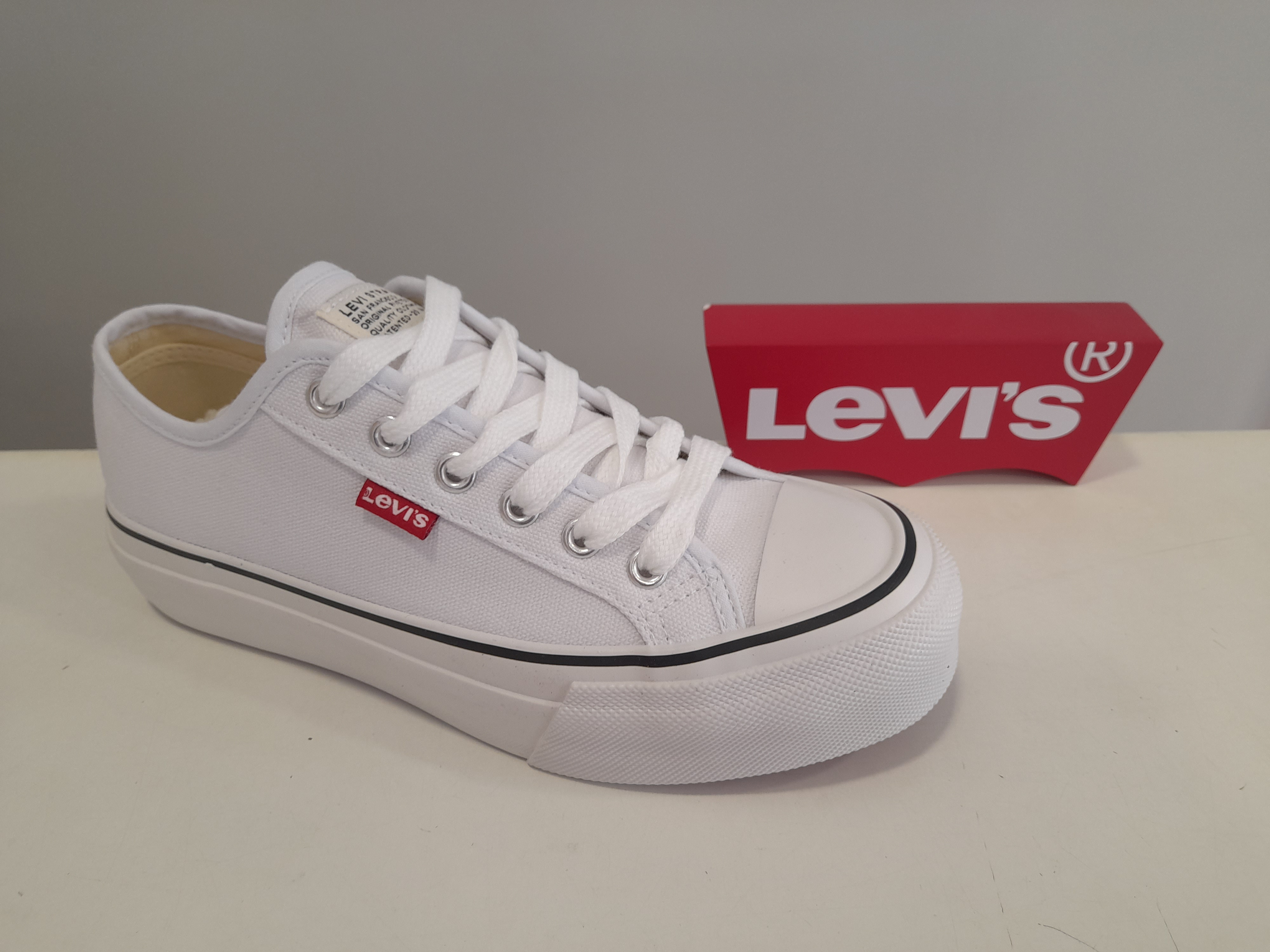 Zapatilla basket plataforma Levis blanco